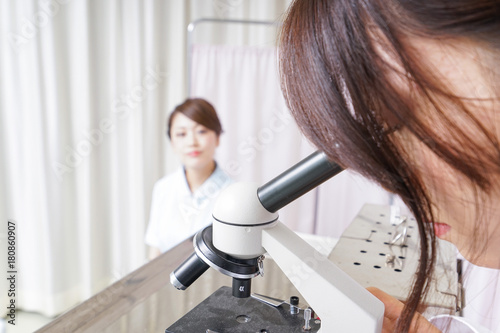 顕微鏡を見る医師と看護師