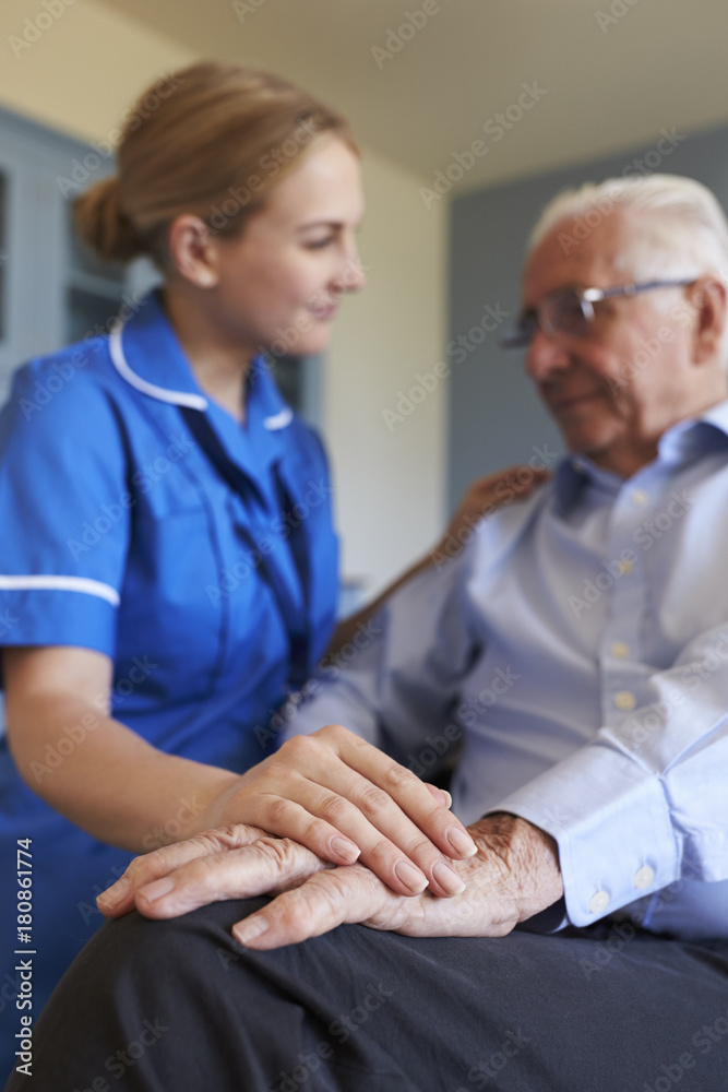 Obraz premium Community Nurse Visits Senior Man Suffering With Depression