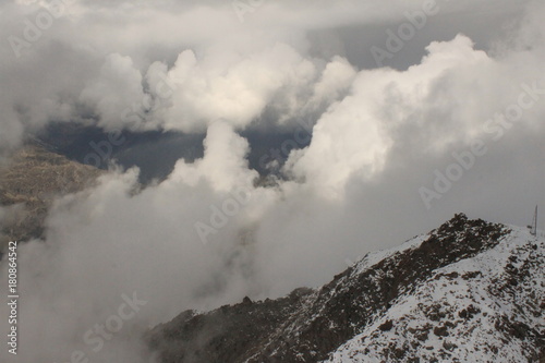 In Wolken gehüllte hochalpine Bergwelt (Oberengadin)