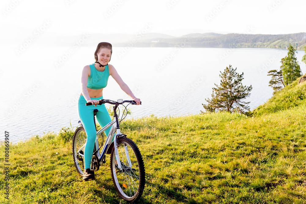 Obraz premium Girl travelling on a bicycle