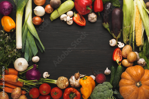 Fototapeta Naklejka Na Ścianę i Meble -  Frame of fresh vegetables on wooden background with copy space