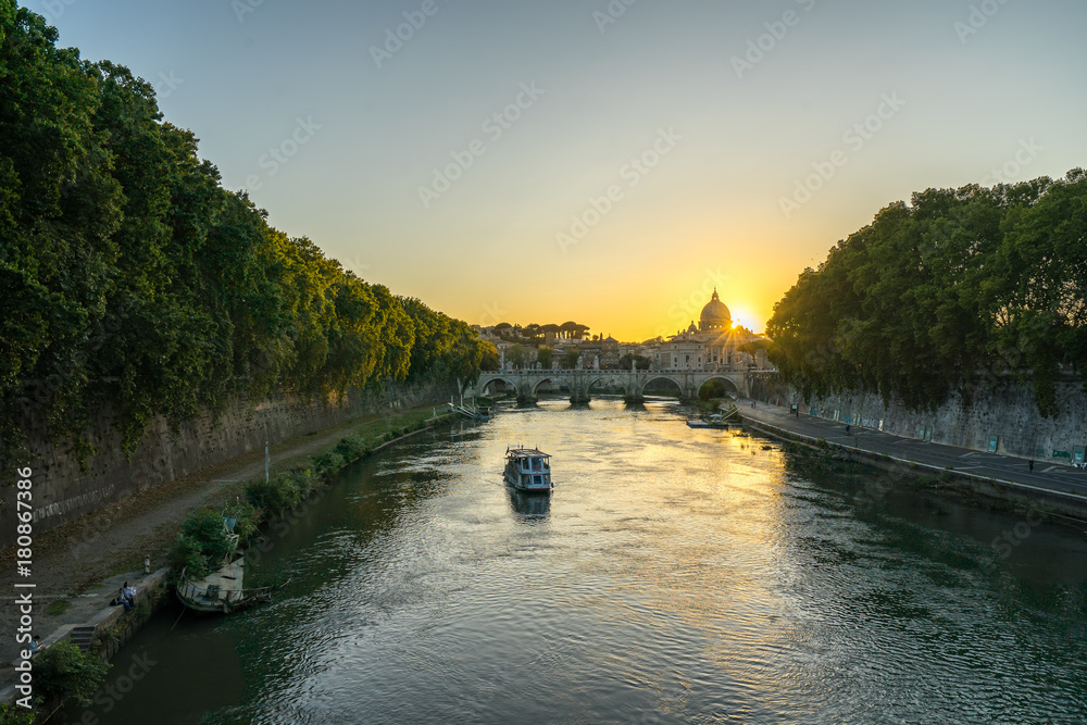 Fototapeta premium Sunset behind St. Peter in Rome