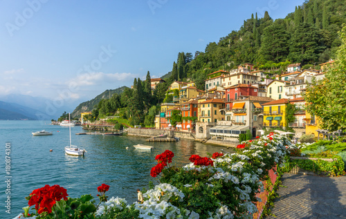 Fotografia Flowers at Varenna, Lake Como, Italy