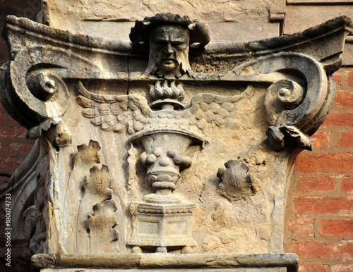 Relief an der Fassade des Palazzo Baciocchi o di Giustizia photo