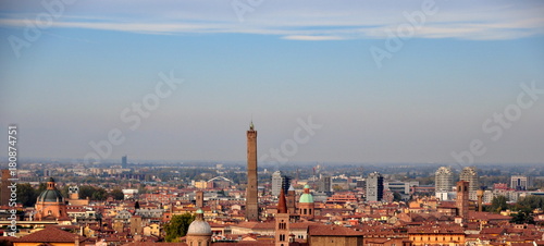 Panorama der Altstadt von Bologna vor blauem Himmel
