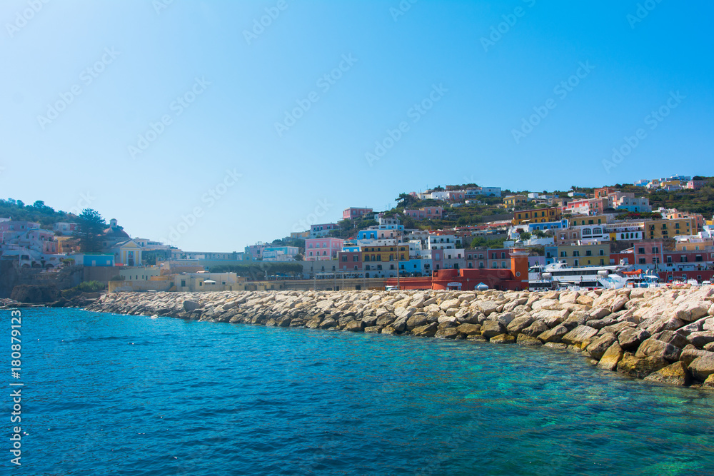 Fototapeta premium Vista dal mare della città di Ponza