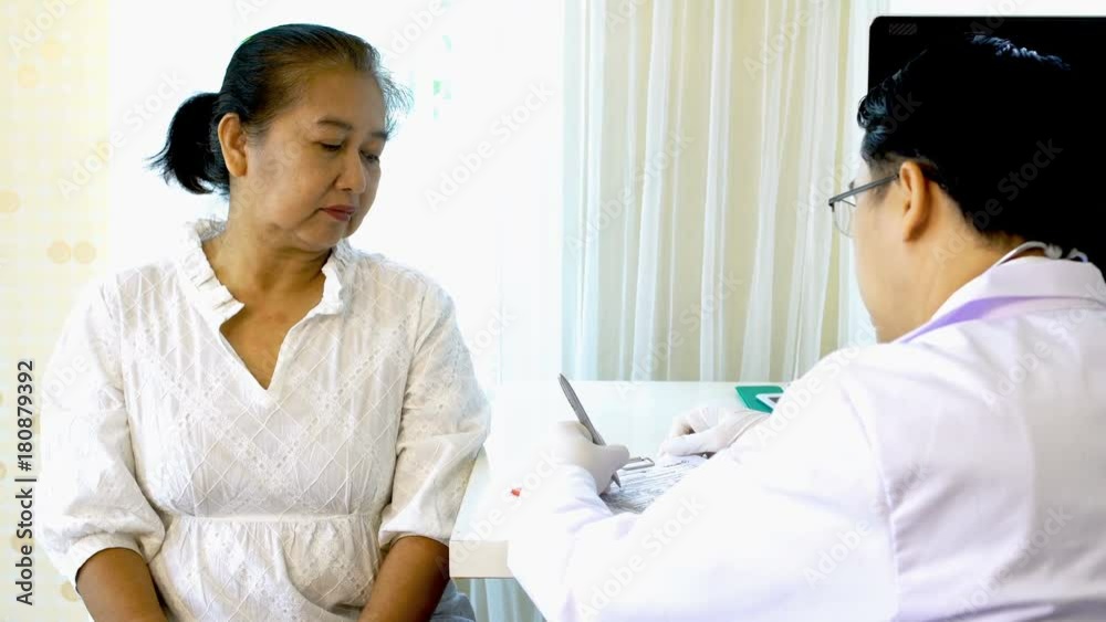 The doctor is questioning the symptoms of the female patient The doctor is questioning the symptoms of the female patient