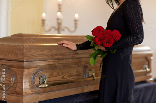 Cuadro en lienzo sad woman with red roses and coffin at funeral