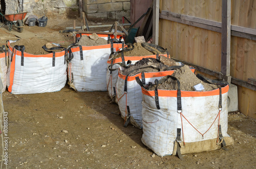 Sac de gravats et terre