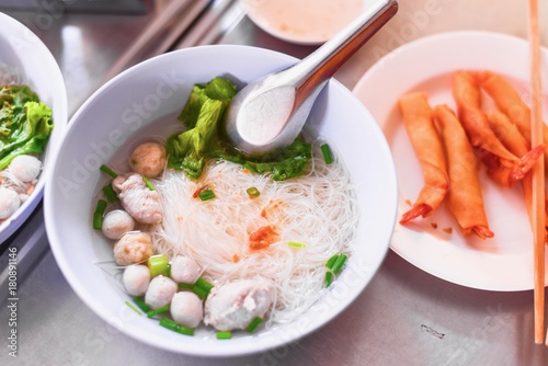 Foto Thai-Style Kuay Tiew or White Vermicelli in Clear Soup