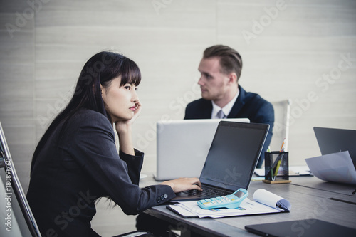 Fotografia Asian business woman feeling bored with meeting