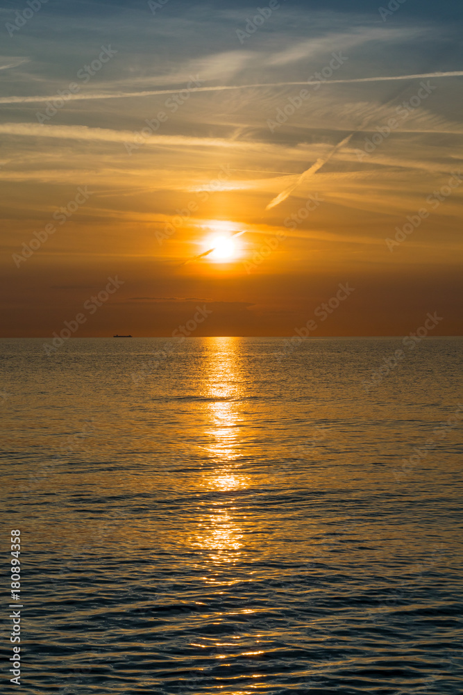 Obraz premium Sonnenuntergang über der Ostsee in Dierhagen inklusive Schiffsverkehr