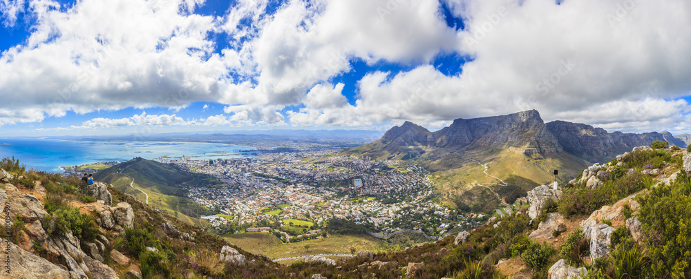 Obraz premium Panoramaaufnahme von Kapstadt und Tafelberg sowie Signal Hillaufgenommen vom Lions Head tagsüber bei blauem Himmel mit einigen weißen Wolken fotografiert in Südfrika im September 2013