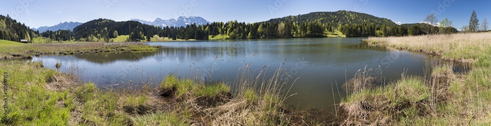 Weitwinkel Panorama in Bayern mit See und Karwendelgebirge