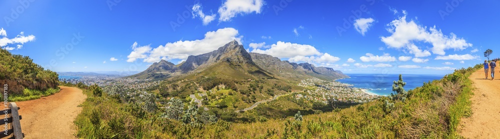 Panorama Aufnahme von Kapstadt und Tafelberg beim Aufstieg zum Lions Head fotografiert tagsüber bei blauem Himmel mit einigen Wolken in Südafrika im September 2013 Panorama Aufnahme von Kapstadt und Tafelberg beim Aufstieg zum Lions Head fotografiert tagsüber bei blauem Himmel mit einigen Wolken in Südafrika im September 2013