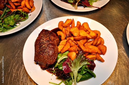 Rinderfilet mit Kartoffel Wedges am Pass in der Küche