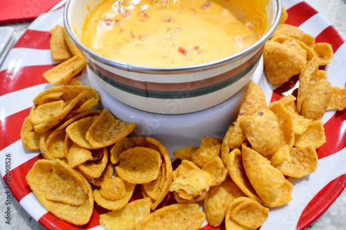 Chips mit Käse-Chilli Dip photo