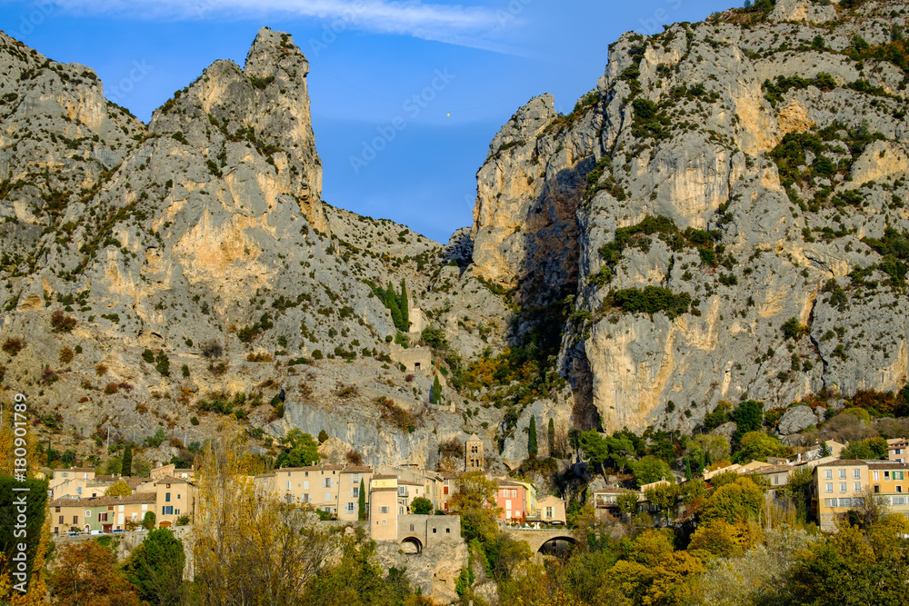 Vue sur le village de Moustiers-Sainte-Marie en Provence, France. L'étoile de Moustier entre les rochers.