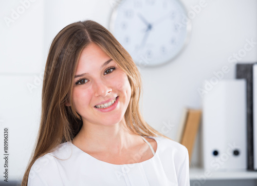 Canvastavla Happy young female entrepreneur in office