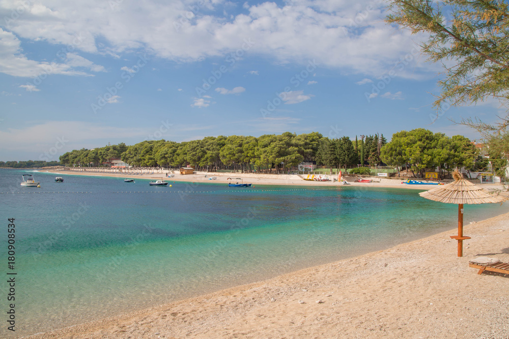 Panorama der Stadt und der idyllischen Badebucht von Primosten, Kroatien