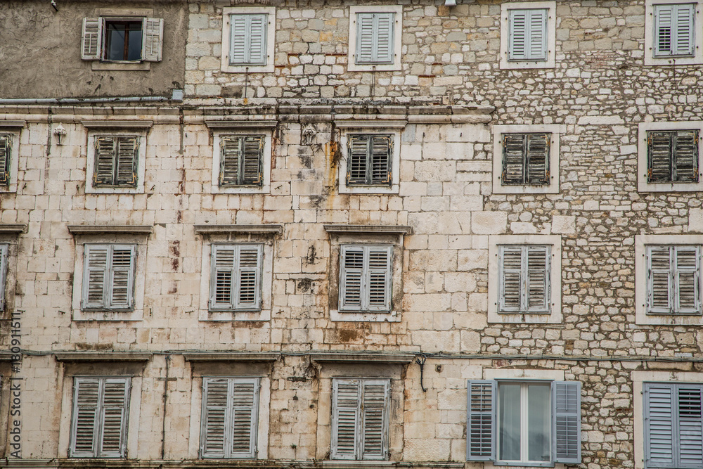 Fenster von mediterranem altem Altstadtgebäude