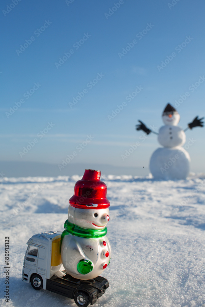 Obraz premium New year snowman in pilot hat and glasses.