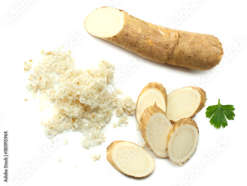 Fototapete sliced horseradish root with parsley isolated on white background