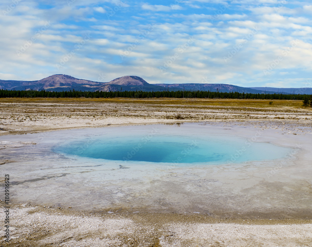 Yellowstone-Nationalpark und die geothermalen Quellen in den Vereinigten Staaten Yellowstone-Nationalpark und die geothermalen Quellen in den Vereinigten Staaten