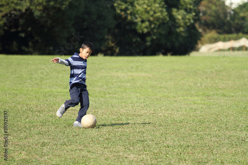 サッカーボールを蹴る小学生(2年生)