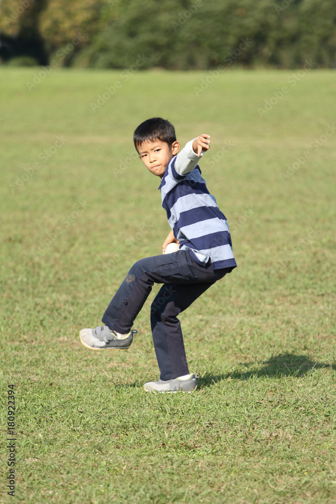 キャッチボールをする小学生(2年生) キャッチボールをする小学生(2年生)