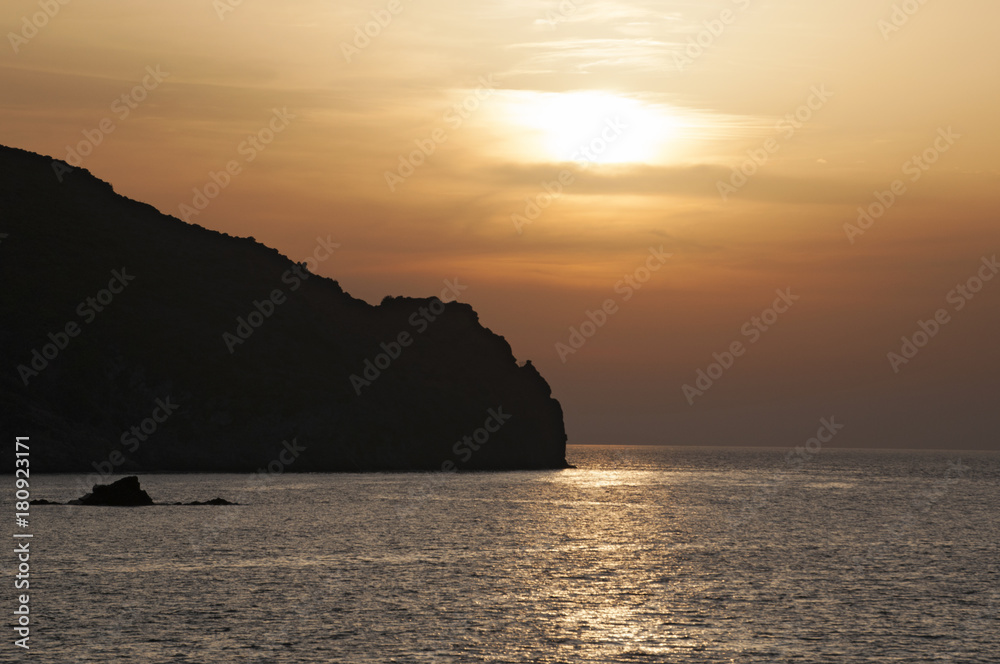 Corsica, 29/08/2017: tramonto sul Mar Mediterraneo sulla costa di Barcaggio, piccolo villaggio sulla punta nord del Capo Corso, famoso per il suo paesaggio selvaggio