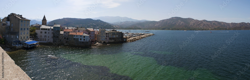 Corsica, 29/08/2017: lo skyline e il porto turistico di Saint-Florent (San Fiorenzo), popolare villaggio di pescatori sulla costa ovest dell'Alta Corsica, chiamato la Saint-Tropez corsa
