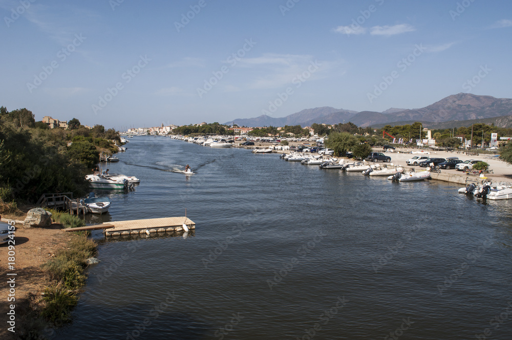 Fototapeta premium Corsica, 29/08/2017: lo skyline e il porto turistico di Saint-Florent (San Fiorenzo), popolare villaggio di pescatori sulla costa ovest dell'Alta Corsica, chiamato la Saint-Tropez corsa