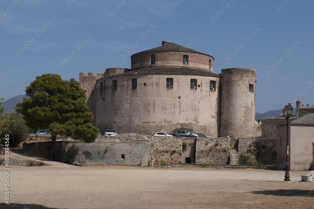 Corsica, 29/08/2017: la Cittadella di Saint-Florent (San Fiorenzo), il villaggio dell'Alta Corsica chiamato la Saint-Tropez corsa, costruita nel 1439, una delle prime posizioni occupate dai genovesi