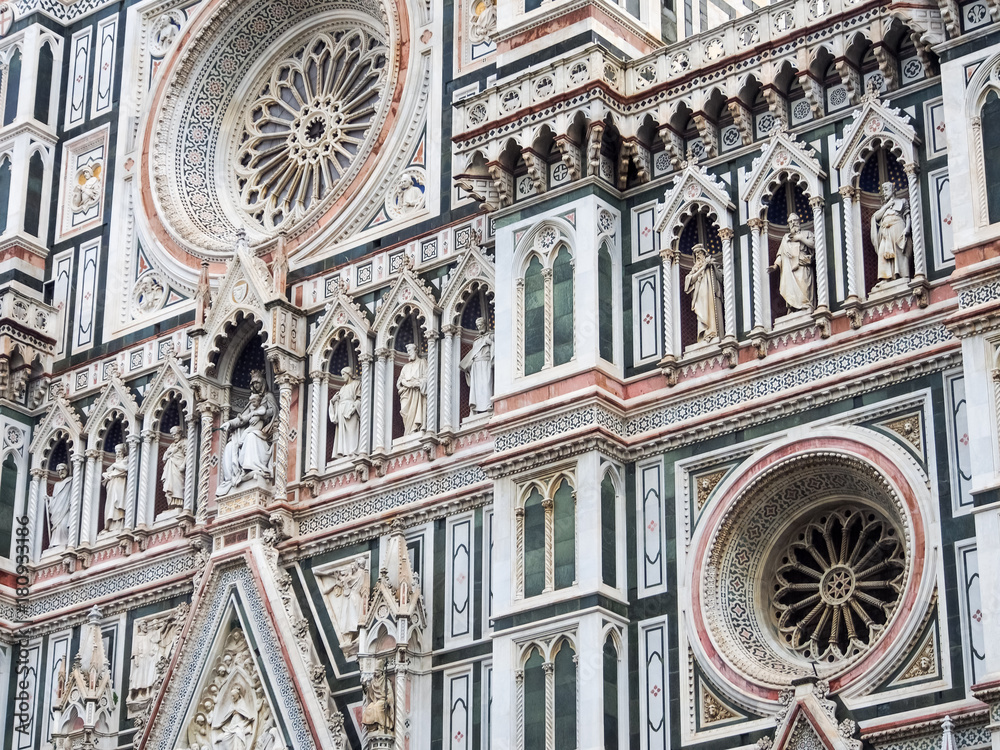 Fototapeta premium Statues and facade of the front of the Catterdrale di Santa del Fiore or Duomo di Firenze in Florence