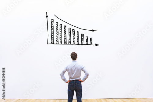 Foto decrease of sales and profit, bankruptcy business  concept, financial crisis in