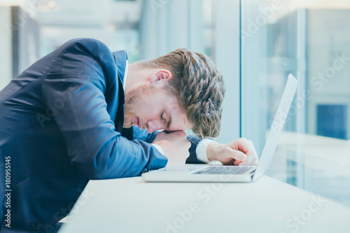 Foto failure concept or bad news, desperate sad tired business man with many hopeless