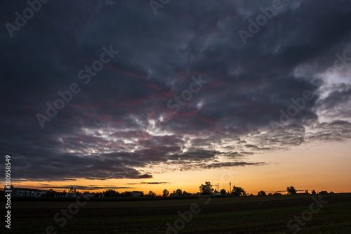 Sonnenaufgang mit feurigem Himmel