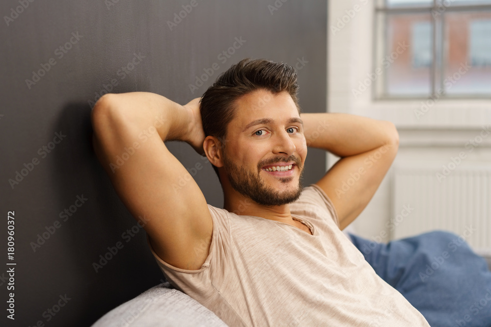 zufriedener mann sitzt zuhause auf dem sofa zufriedener mann sitzt zuhause auf dem sofa