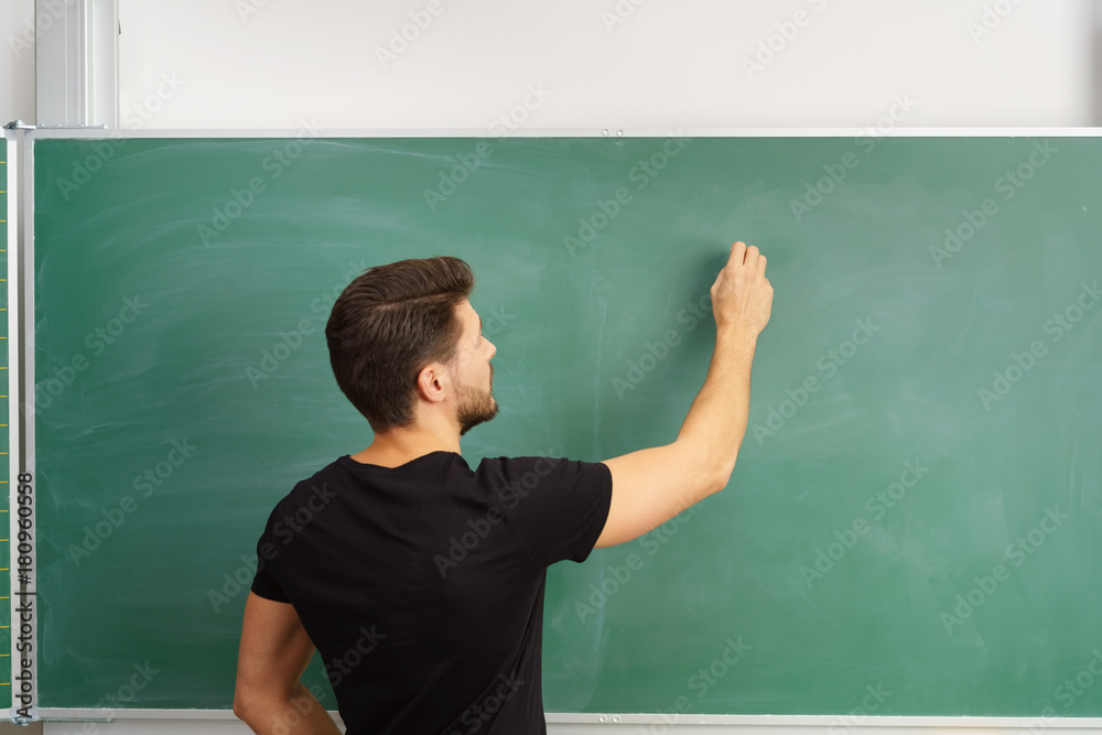 lehrer schreibt an die tafel lehrer schreibt an die tafel