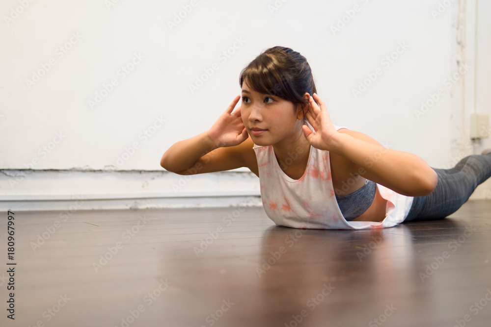 Fototapeta premium ストレッチをする女性