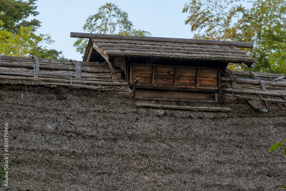 日本の古民家　青空と茅葺き屋根４