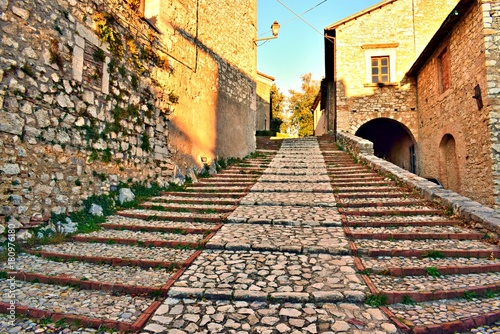 Photos antica scalinata in pietra  nel borgo medievale di Labro in Rieti, Lazio Italia