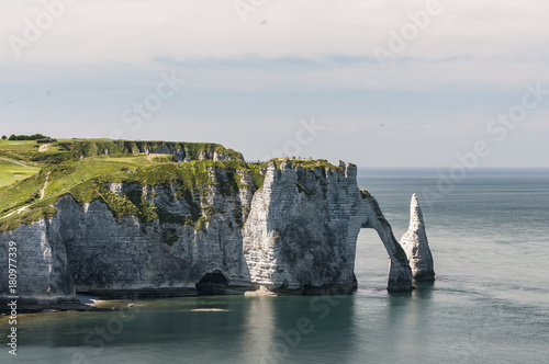 Etretat ist ein französischer Ort in der Normandie. Er ist bekannt für seine außergewöhnlichen Felsformationen aus Kreidefels und ein touristisches Highlight Frankreichs