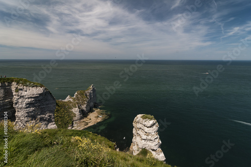 Etretat ist ein französischer Ort in der Normandie. Er ist bekannt für seine außergewöhnlichen Felsformationen aus Kreidefels und ein touristisches Highlight Frankreichs photo