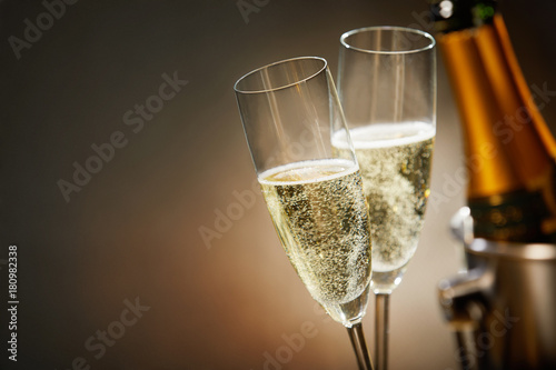 Canvas Print Two romantic glasses of sparkling champagne
