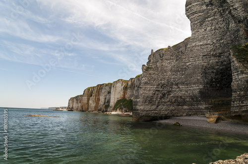 Etretat ist ein franz  sischer Ort in der Normandie. Er ist bekannt f  r seine au  ergew  hnlichen Felsformationen aus Kreidefels und ein touristisches Highlight Frankreichs