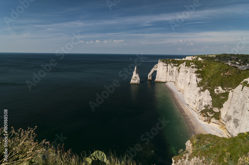 Etretat ist ein französischer Ort in der Normandie. Er ist bekannt für seine außergewöhnlichen Felsformationen aus Kreidefels und ein touristisches Highlight Frankreichs photo