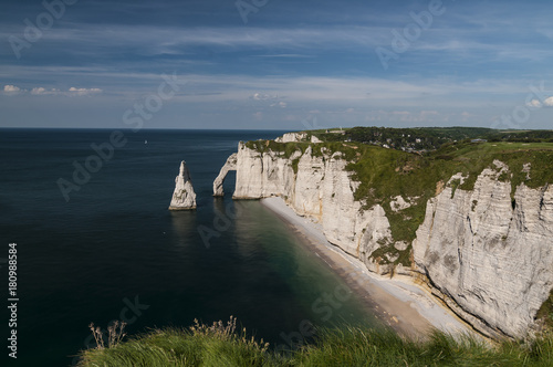 Etretat ist ein französischer Ort in der Normandie. Er ist bekannt für seine außergewöhnlichen Felsformationen aus Kreidefels und ein touristisches Highlight Frankreichs photo