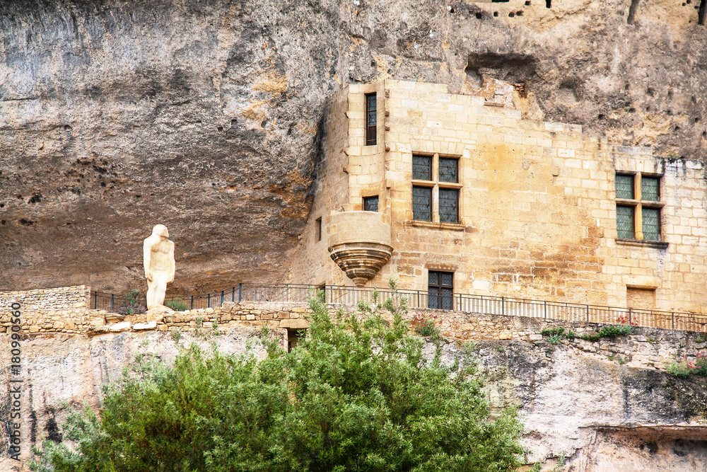Les Eyzies de Tayac. Statue de l'homme de cro-magnon sur le chemin qui domine le village. Dordogne. Nouvelle-Aquitaine